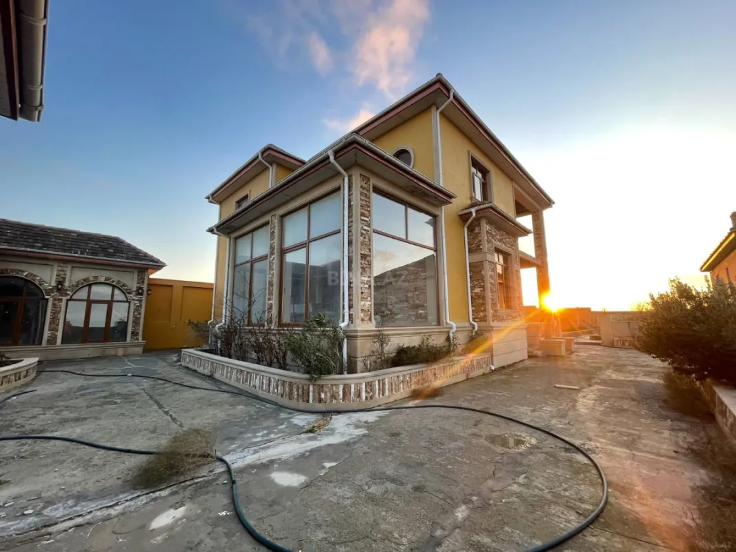 Satılır 8 otaqlı həyət evi 280 m²