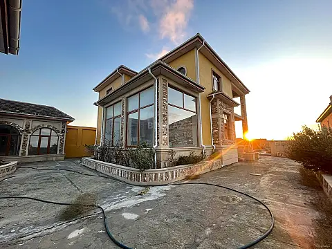 Satılır 8 otaqlı həyət evi 280 m²