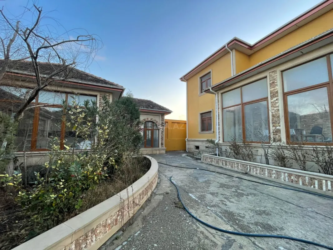 Satılır 8 otaqlı həyət evi 280 m²