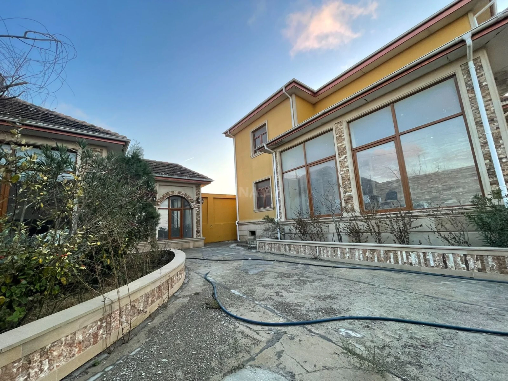 Satılır 8 otaqlı həyət evi 280 m²