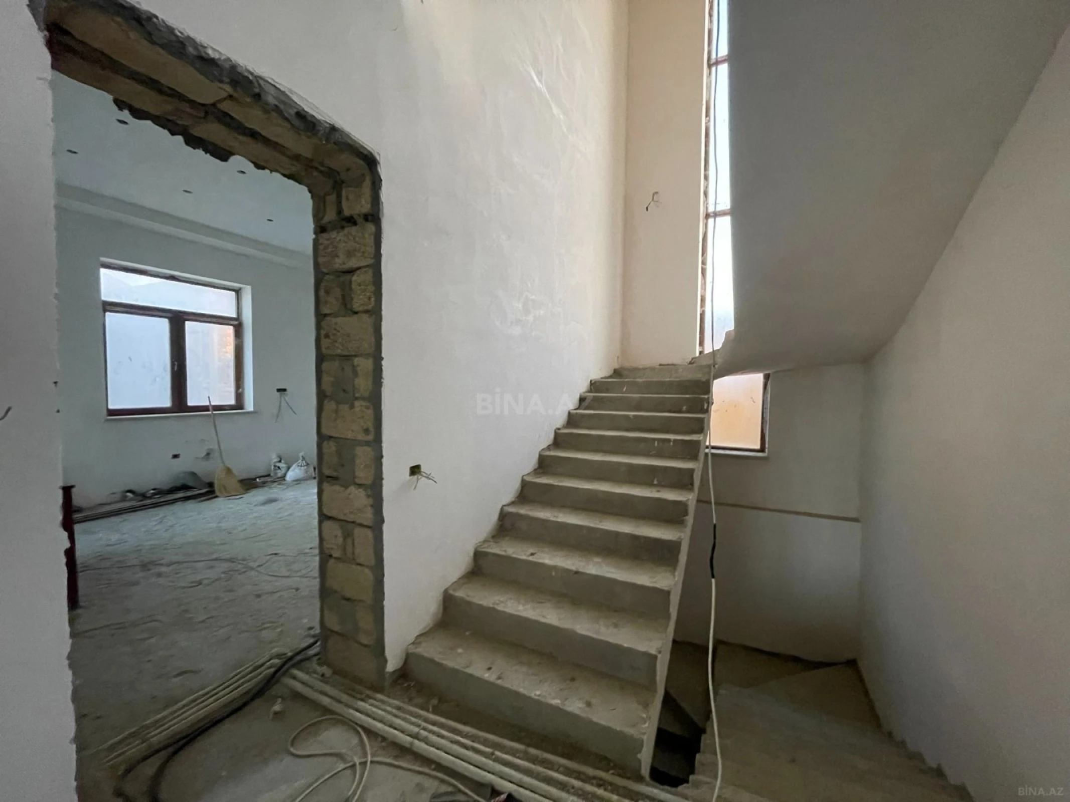 Satılır 8 otaqlı həyət evi 280 m²