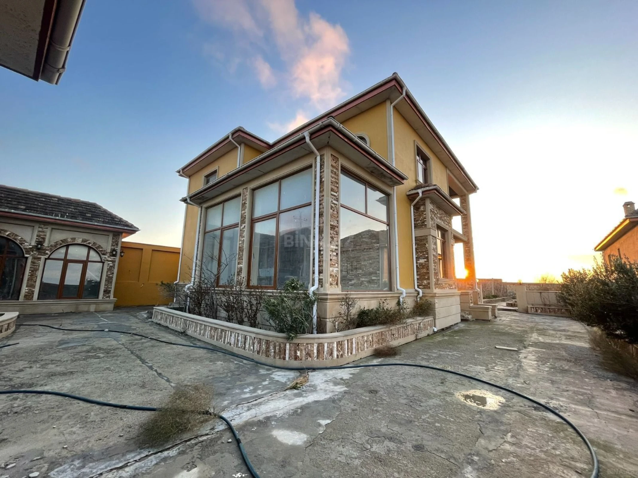 Satılır 8 otaqlı həyət evi 280 m²