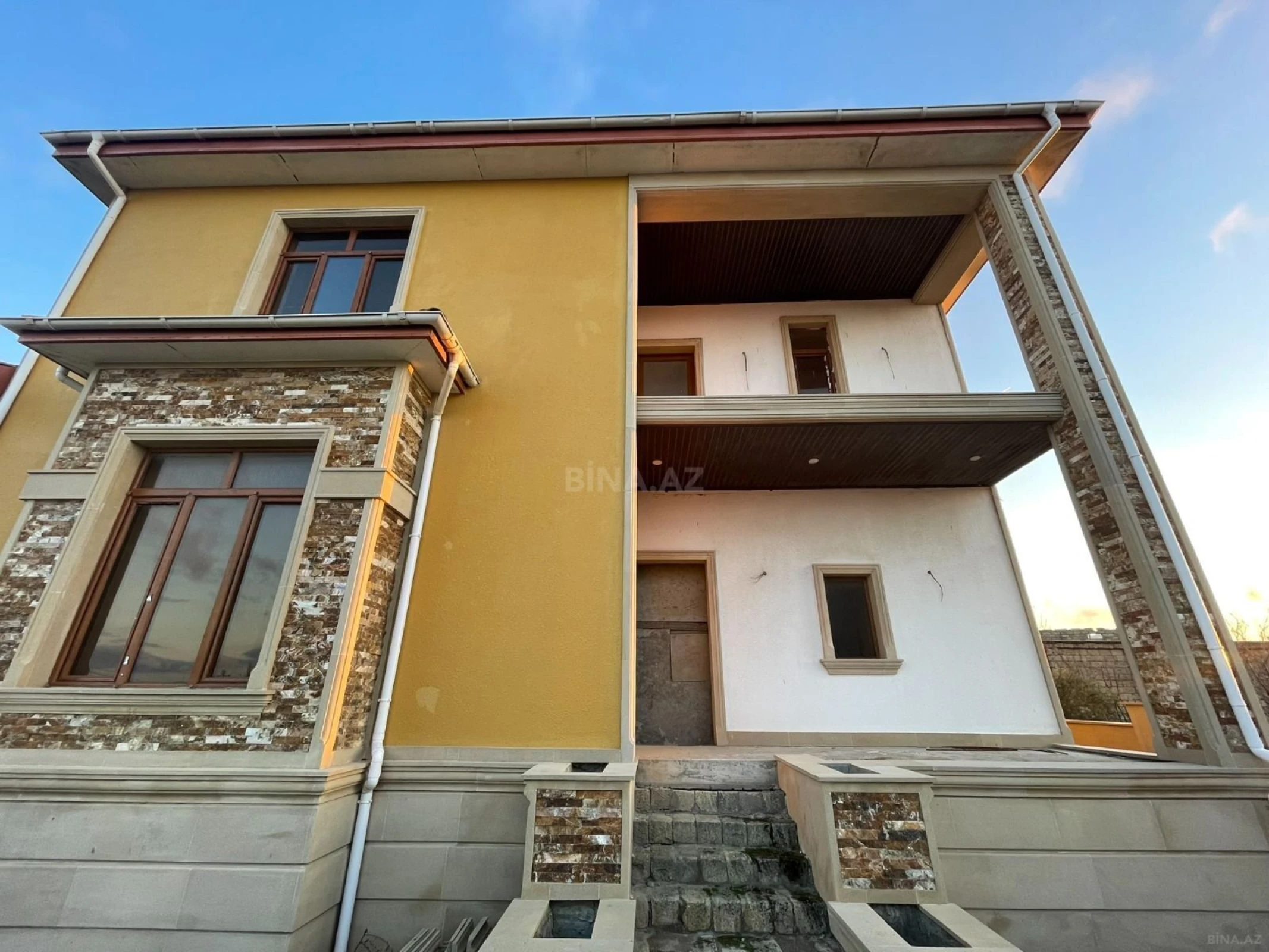 Satılır 8 otaqlı həyət evi 280 m²
