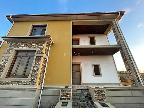 Satılır 8 otaqlı həyət evi 280 m²