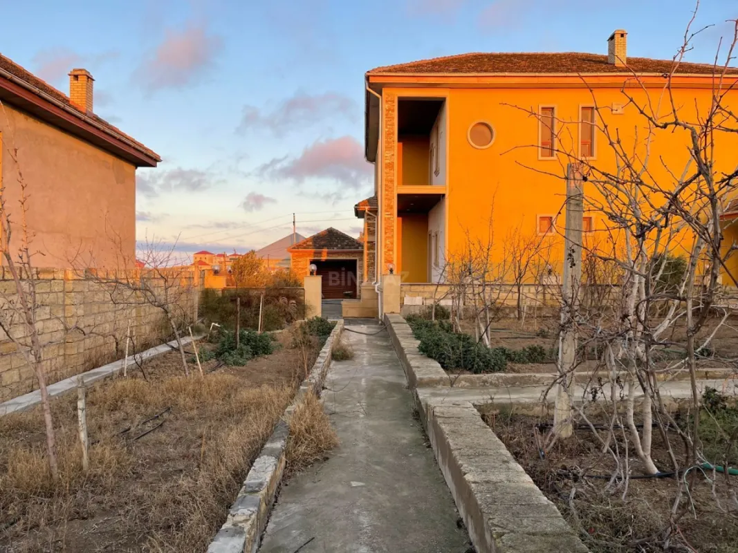 Satılır 8 otaqlı həyət evi 280 m²