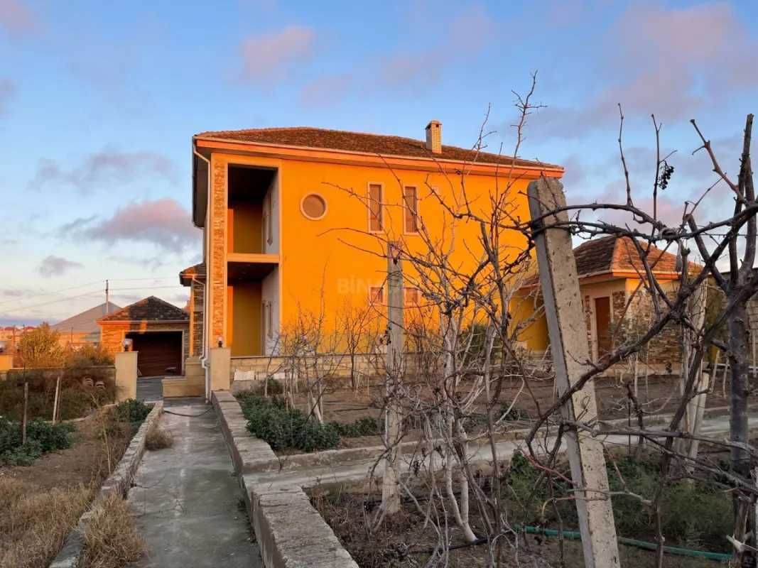 Satılır 8 otaqlı həyət evi 280 m²