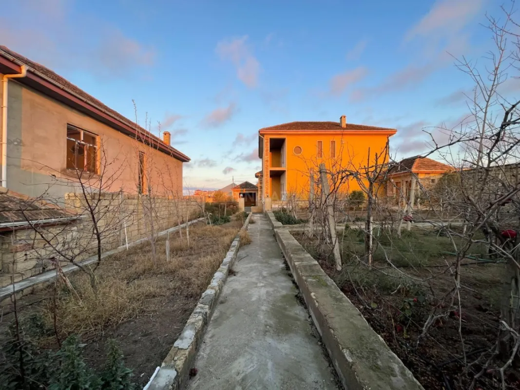 Satılır 8 otaqlı həyət evi 280 m²