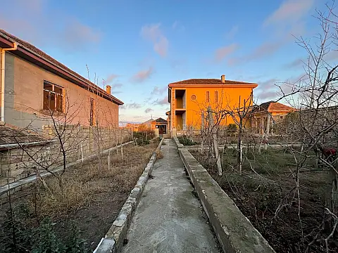 Satılır 8 otaqlı həyət evi 280 m²