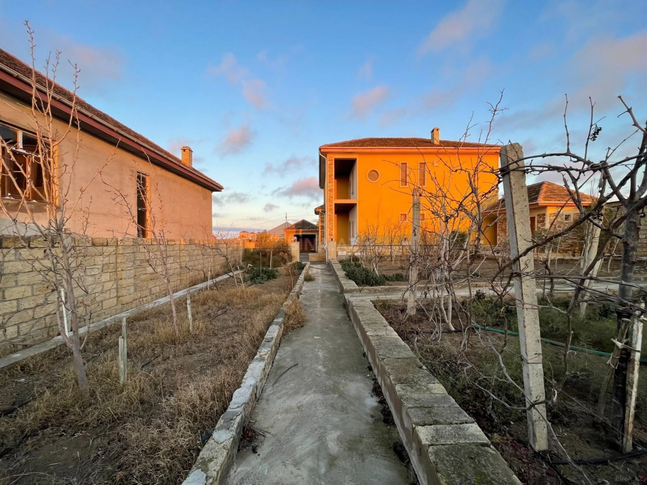 Satılır 8 otaqlı həyət evi 280 m²