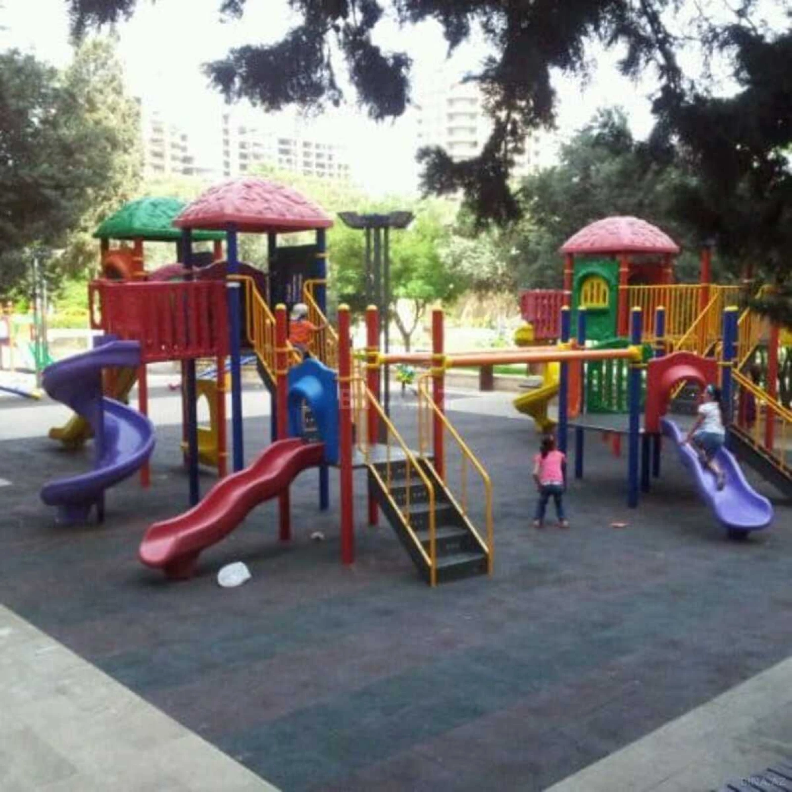 Satılır 4 otaqlı mənzil 204 m²