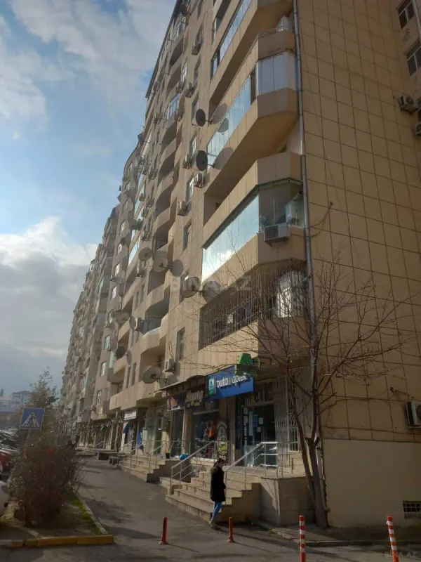 Satılır 3 otaqlı mənzil 122 m²