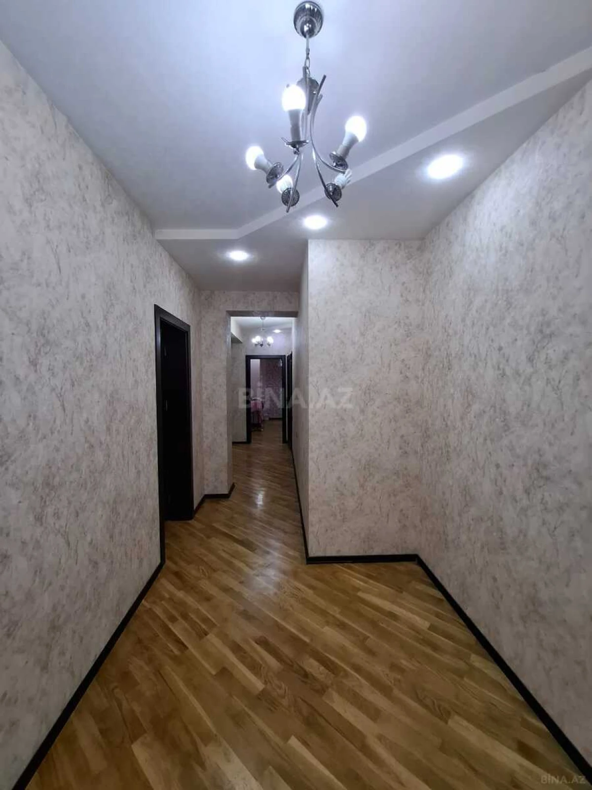 Satılır 3 otaqlı mənzil 122 m²