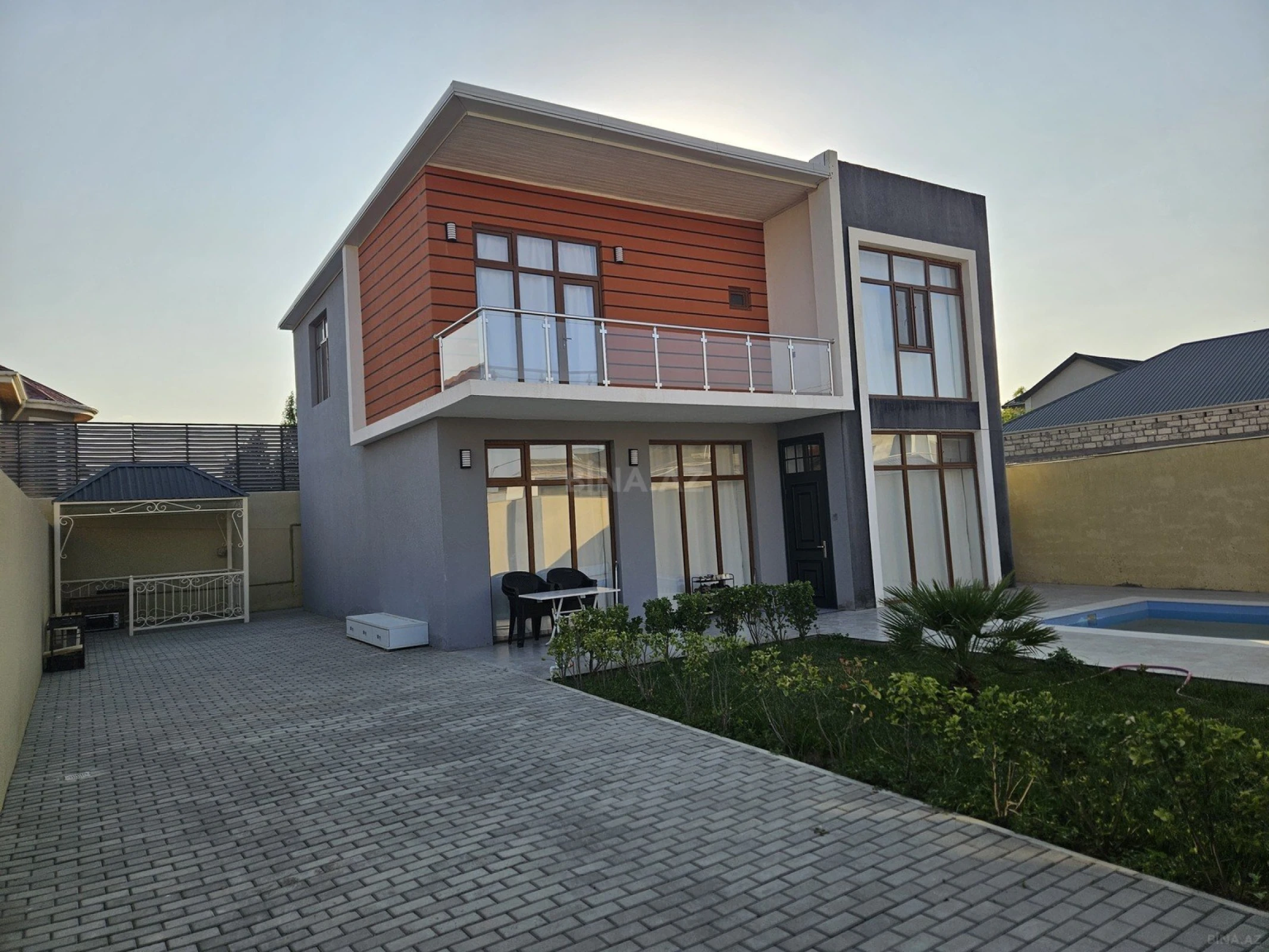 Satılır 4 otaqlı həyət evi 200 m²