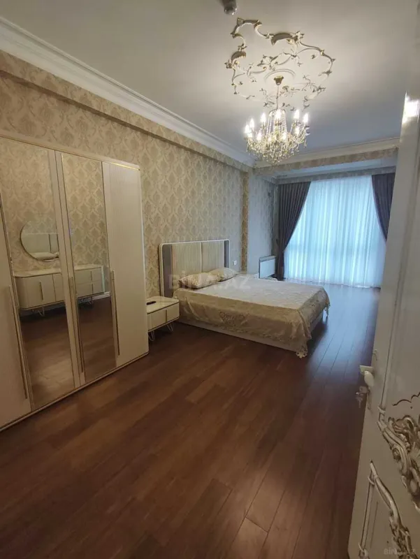 Kirayə verilir 2 otaqlı mənzil 120 m²