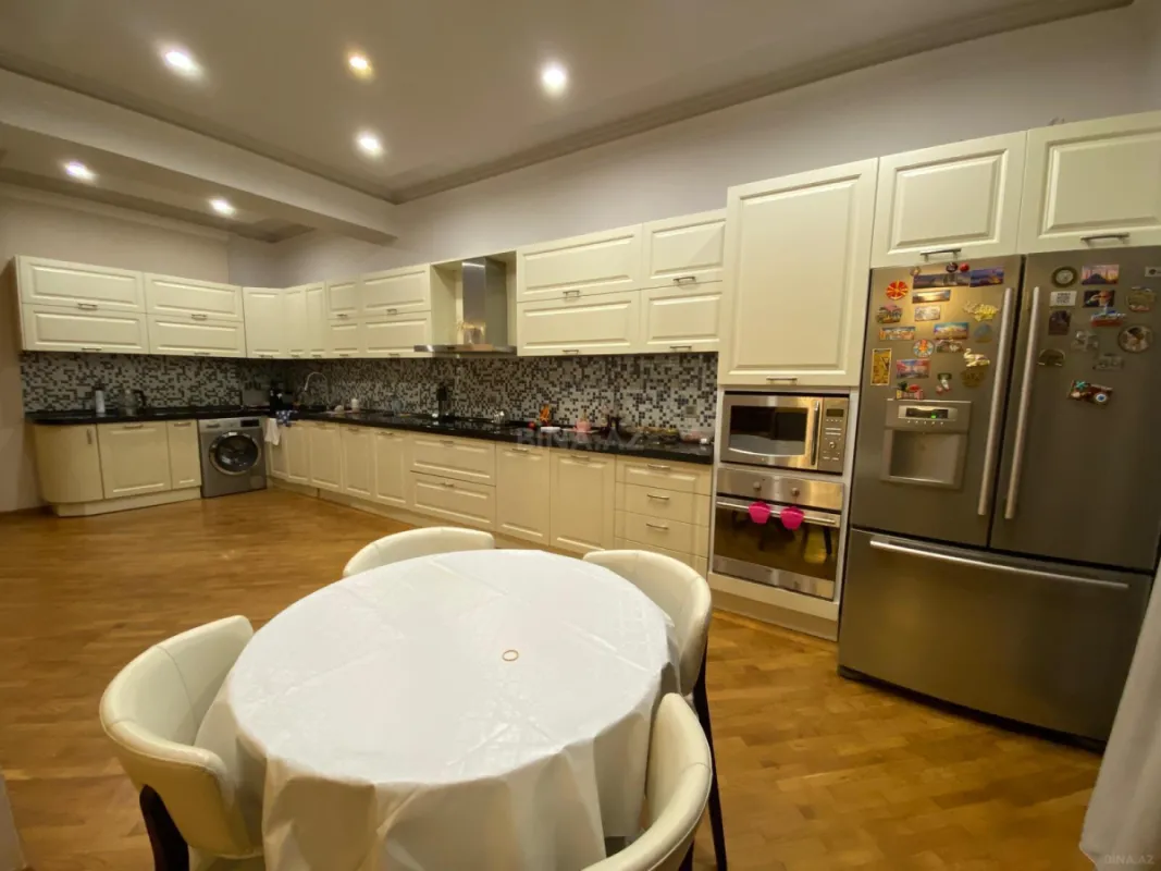 Satılır 4 otaqlı mənzil 203 m²