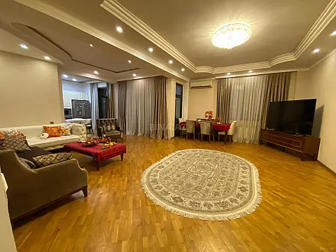 Satılır 4 otaqlı mənzil 203 m²