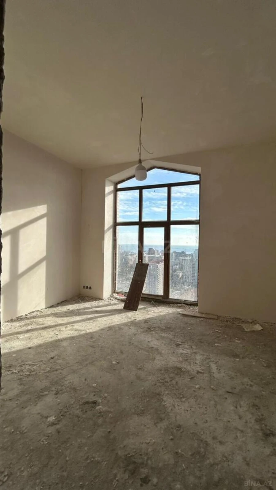 Satılır 4 otaqlı mənzil 135 m²