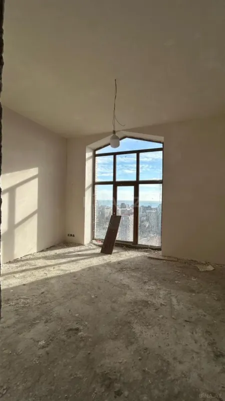 Satılır 4 otaqlı mənzil 135 m²