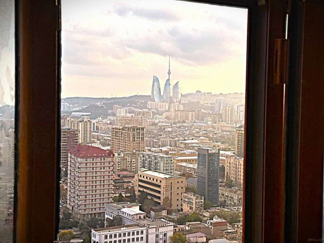 Satılır 4 otaqlı mənzil 135 m²