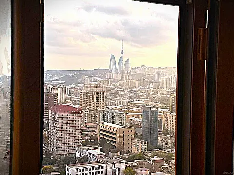 Satılır 4 otaqlı mənzil 135 m²