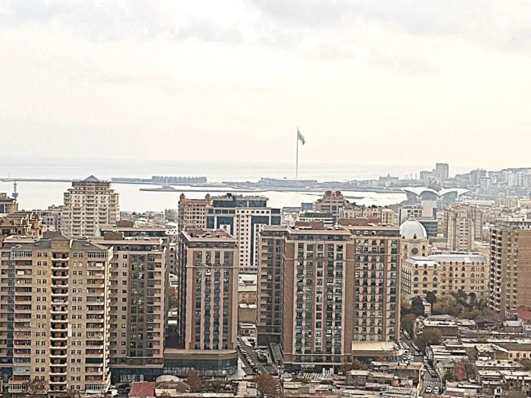 Satılır 4 otaqlı mənzil 135 m²