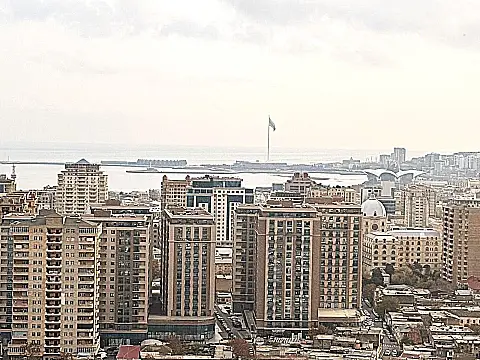 Satılır 4 otaqlı mənzil 135 m²