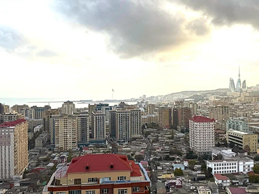 Satılır 4 otaqlı mənzil 135 m²