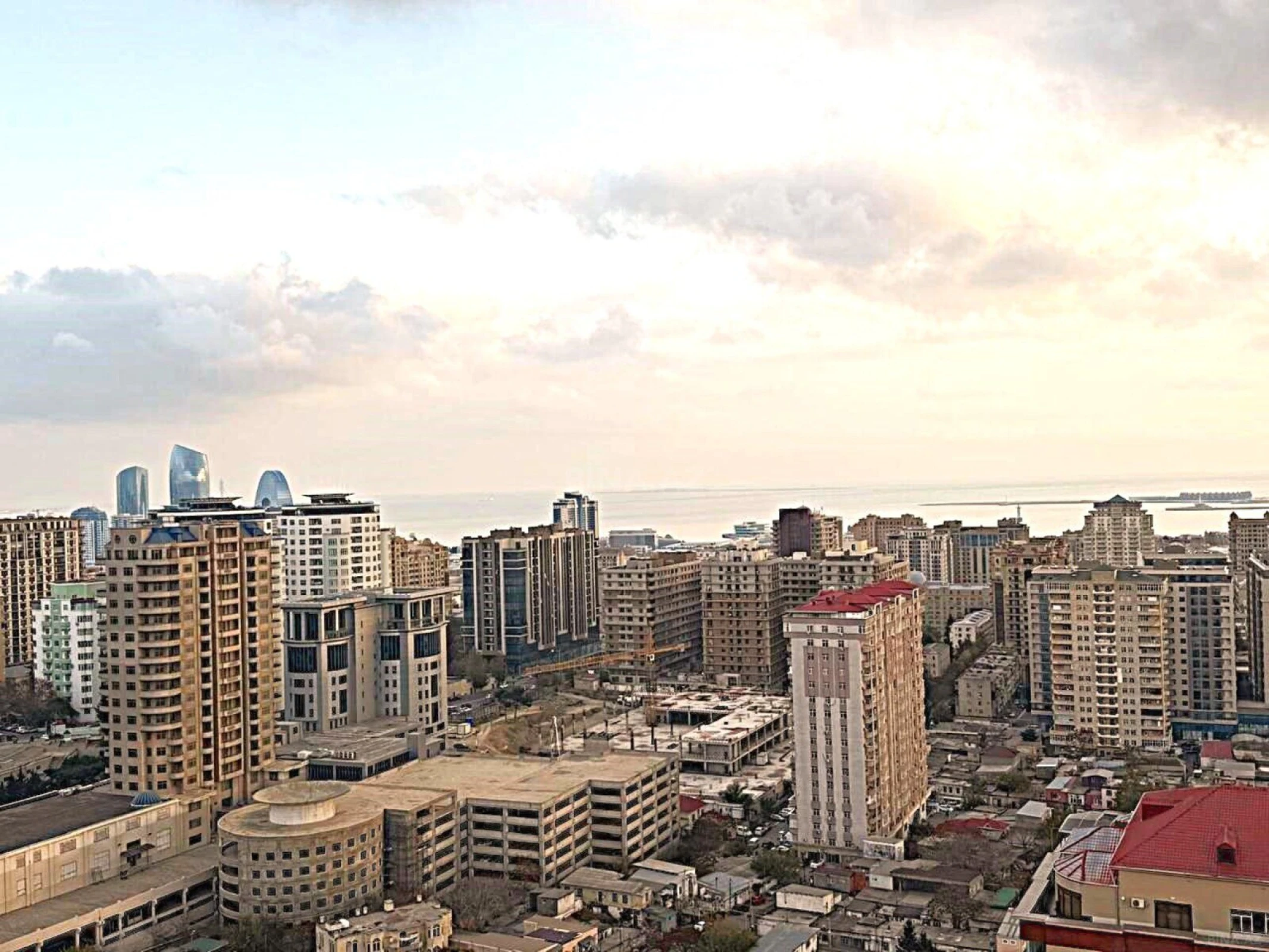 Satılır 4 otaqlı mənzil 135 m²