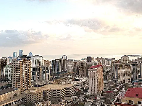 Satılır 4 otaqlı mənzil 135 m²