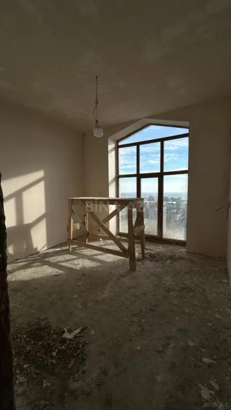 Satılır 4 otaqlı mənzil 135 m²