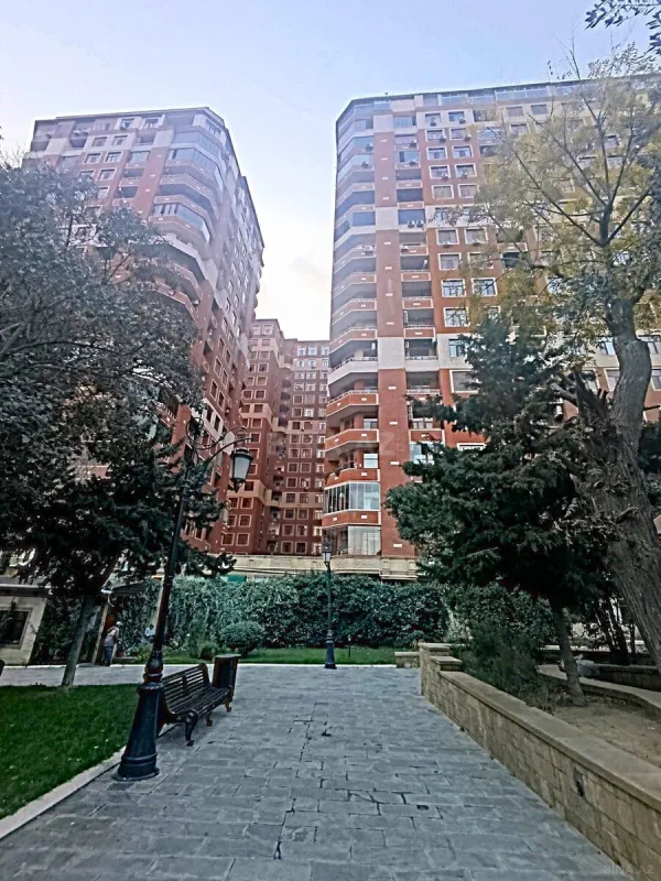Satılır 4 otaqlı mənzil 135 m²