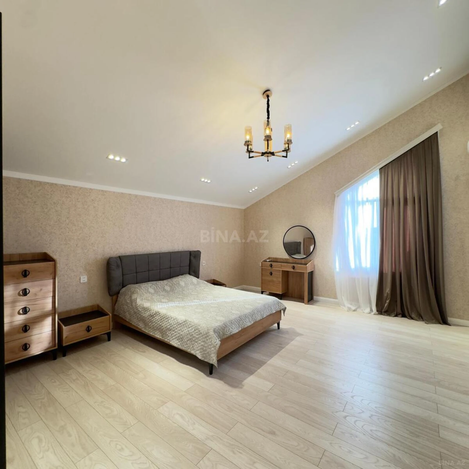 Satılır 6 otaqlı həyət evi 350 m²
