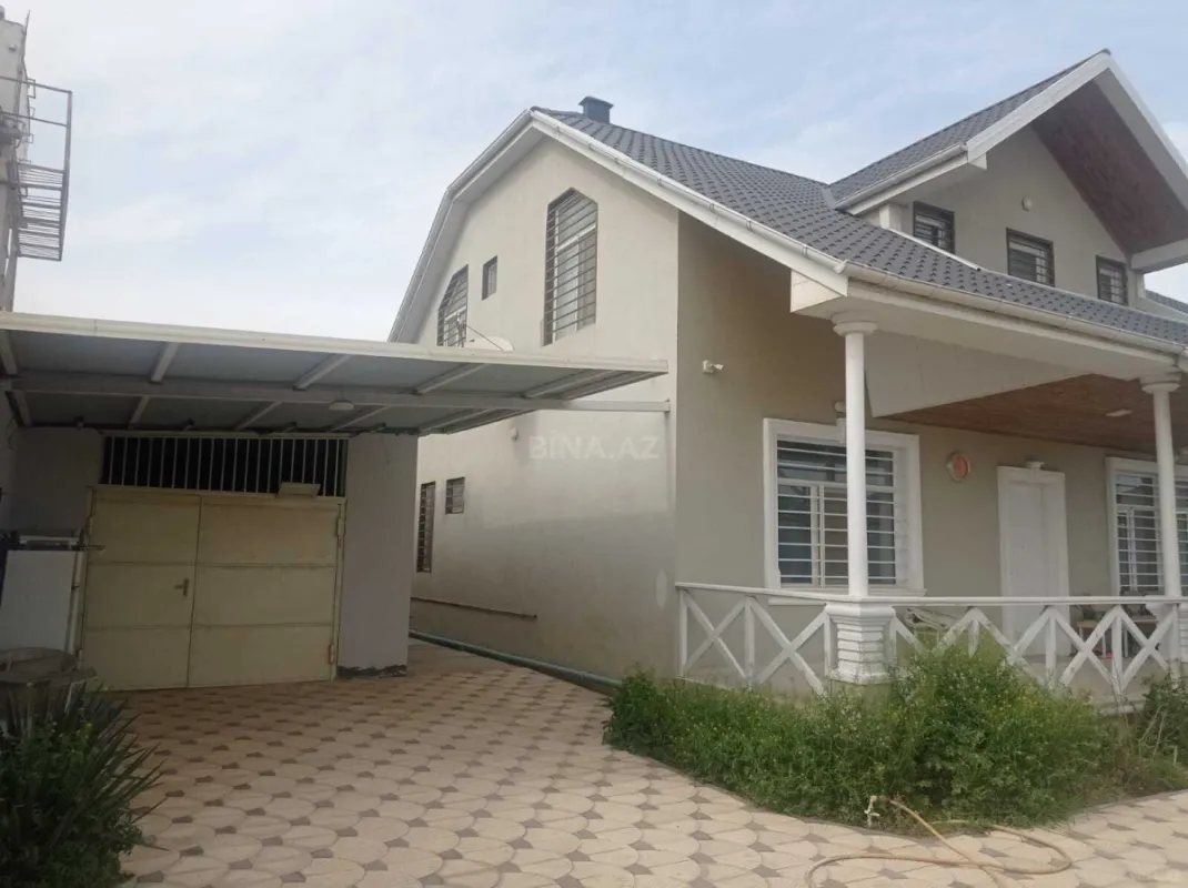 Satılır 8 otaqlı həyət evi 105 m²