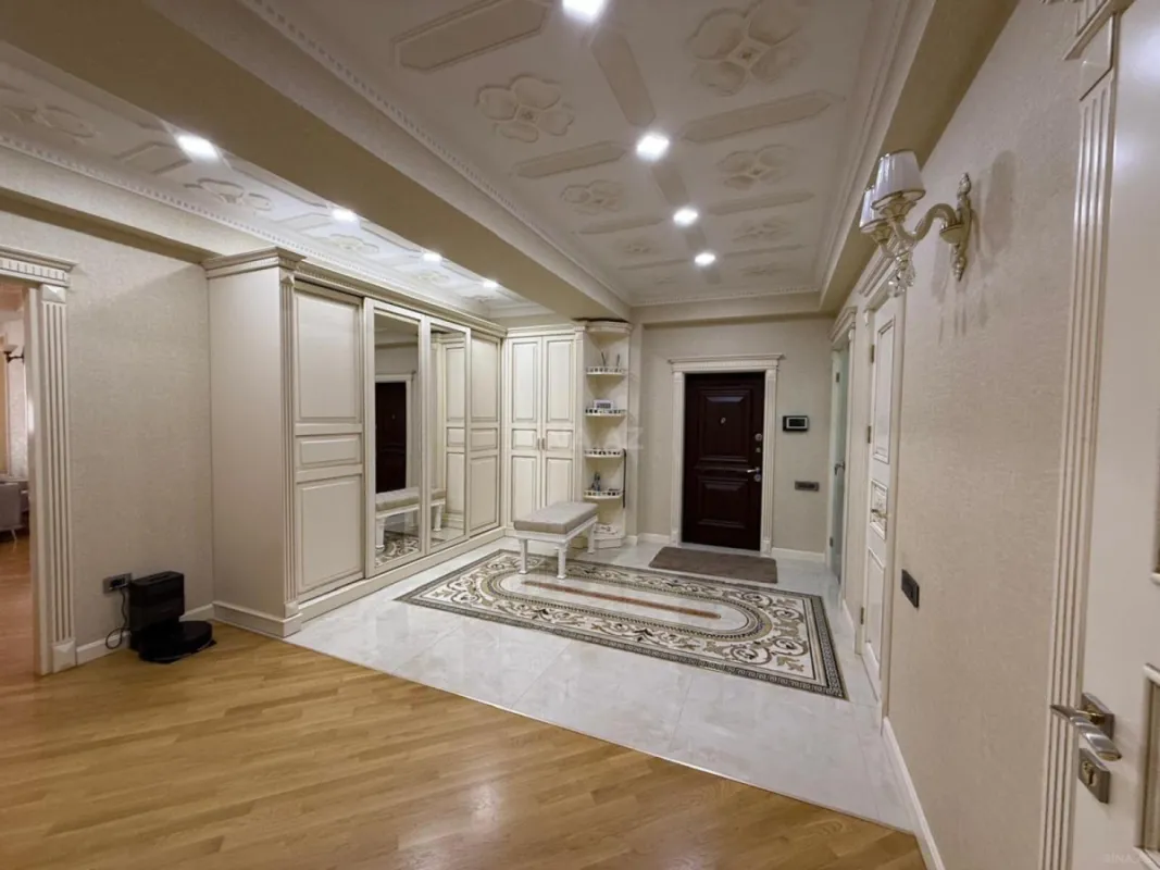 Satılır 3 otaqlı mənzil 145 m²