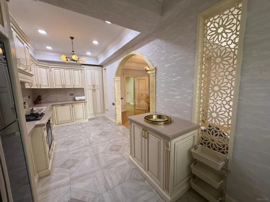 Satılır 3 otaqlı mənzil 145 m²