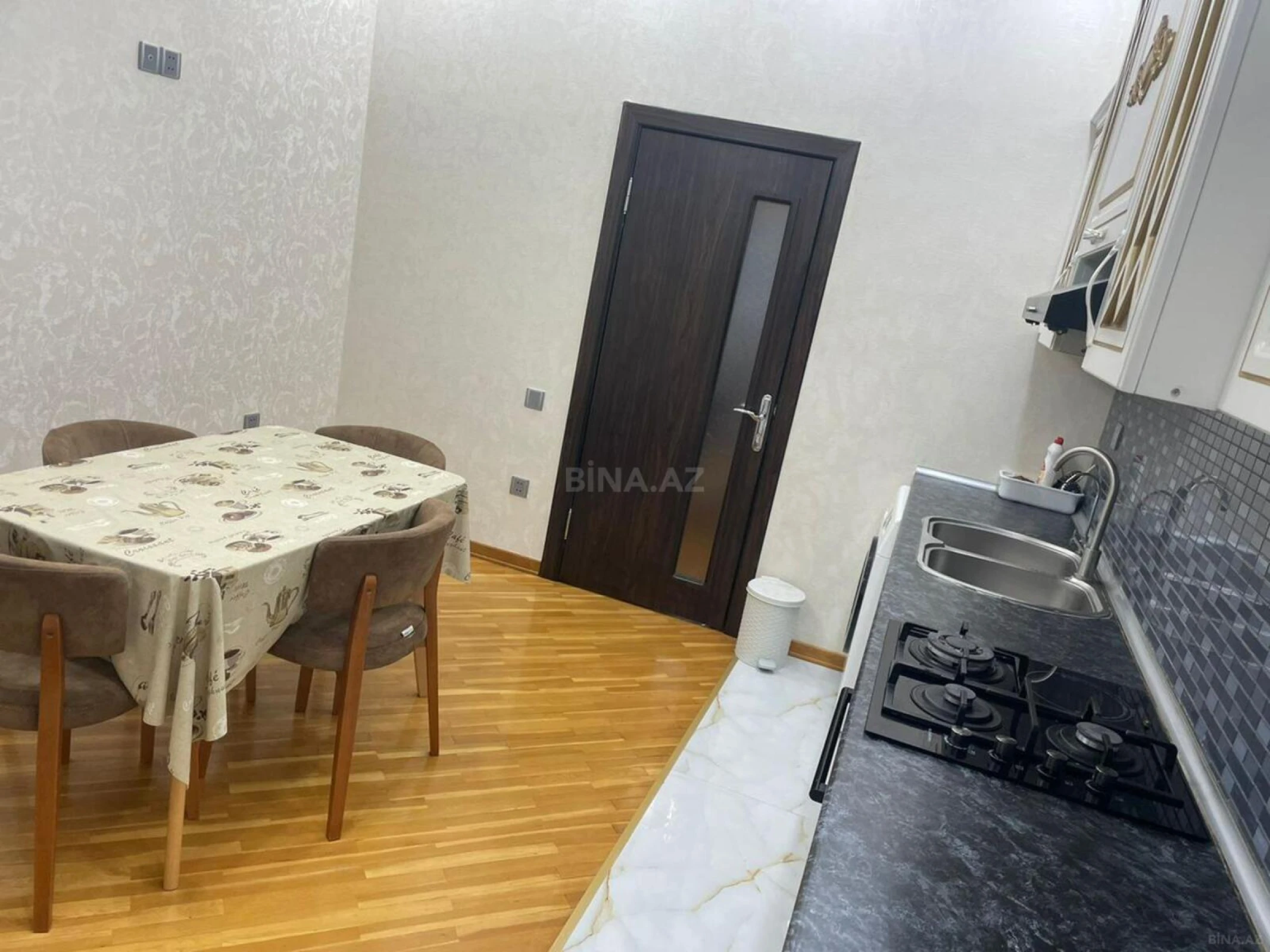 Kirayə verilir 2 otaqlı mənzil 97 m²