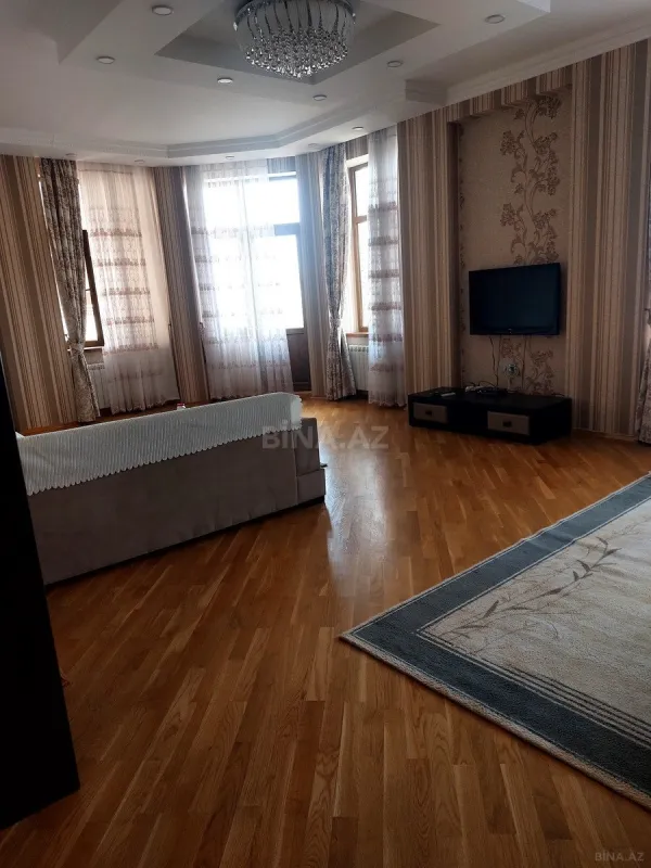 Satılır 3 otaqlı mənzil 178 m²