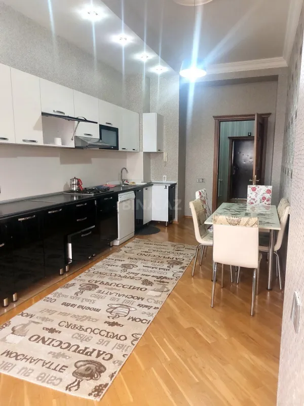 Satılır 3 otaqlı mənzil 178 m²