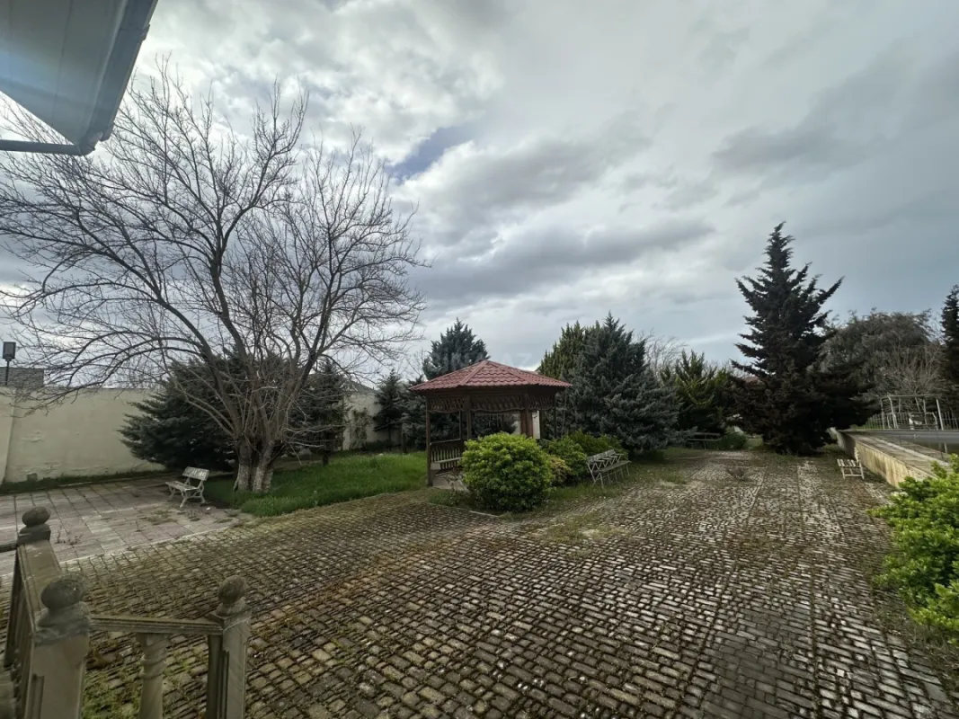 Satılır 8 otaqlı həyət evi 228 m²