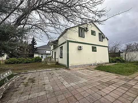 Satılır 8 otaqlı həyət evi 228 m²