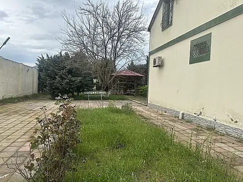 Satılır 8 otaqlı həyət evi 228 m²