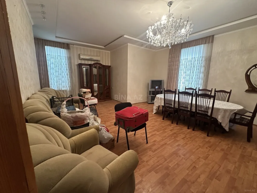 Satılır 8 otaqlı həyət evi 228 m²