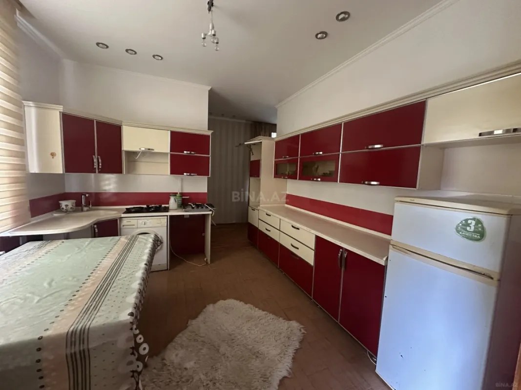 Satılır 8 otaqlı həyət evi 228 m²
