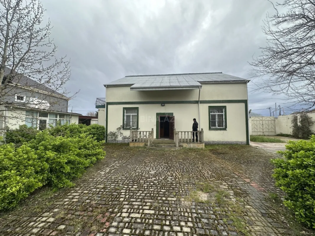 Satılır 8 otaqlı həyət evi 228 m²