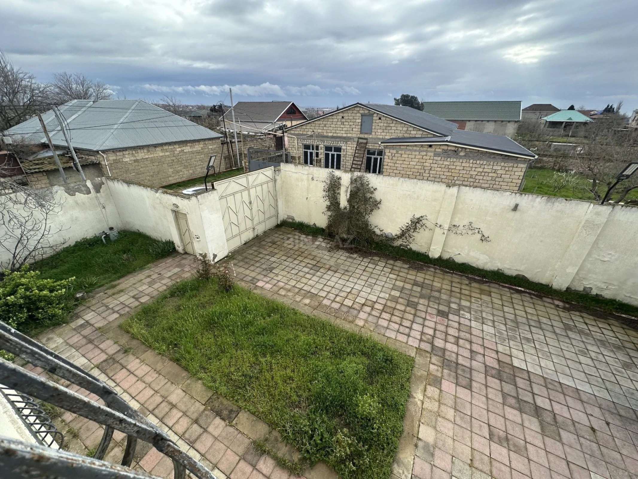 Satılır 8 otaqlı həyət evi 228 m²