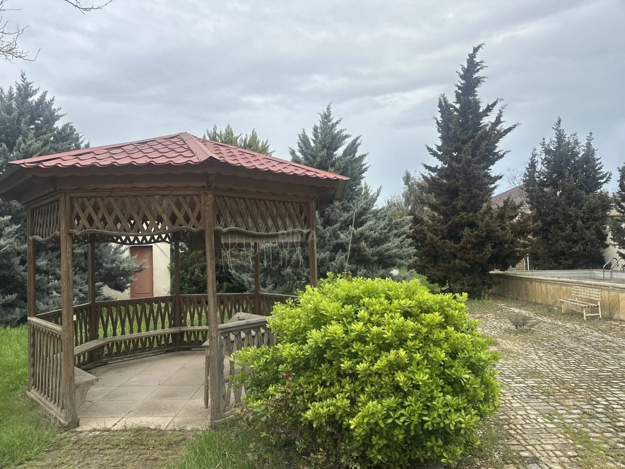 Satılır 8 otaqlı həyət evi 228 m²