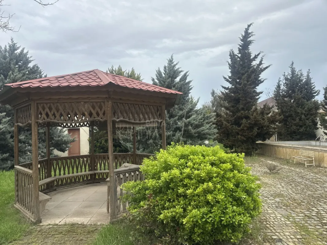 Satılır 8 otaqlı həyət evi 228 m²