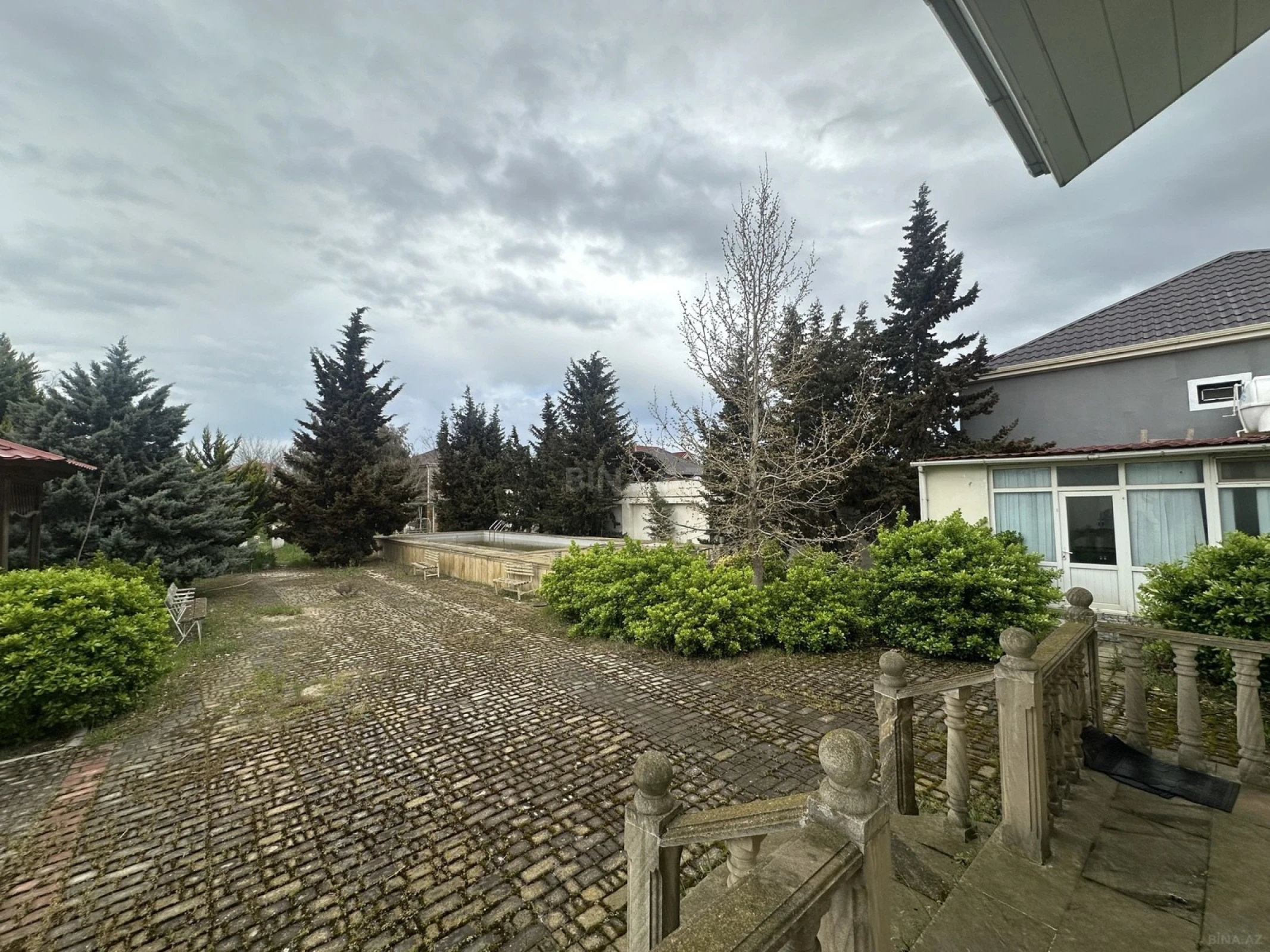 Satılır 8 otaqlı həyət evi 228 m²