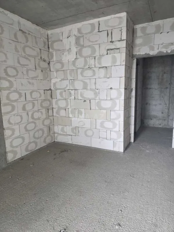 Satılır 4 otaqlı mənzil 180 m²