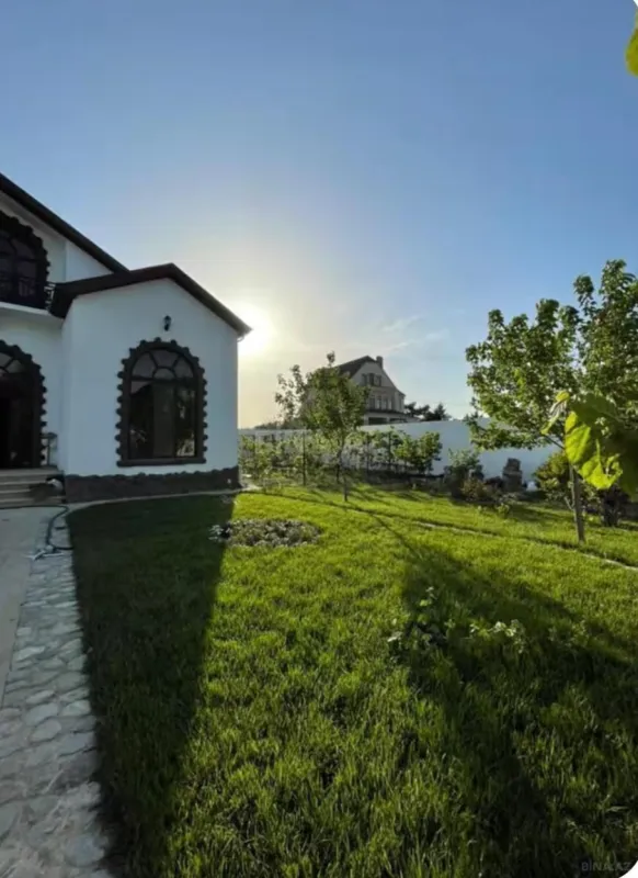 Kirayə verilir 7 otaqlı həyət evi 600 m²